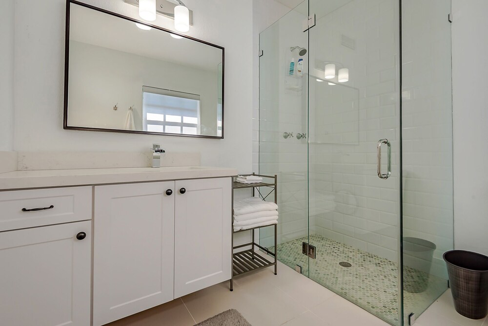 *Exceptional Remodeled Luxury 5BR w/ Heated Pool*