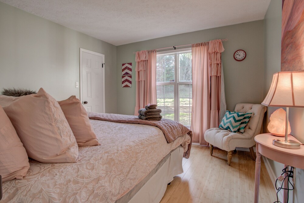 The Pink House on Floyd - 3 bedroom with hot tub, large deck, and