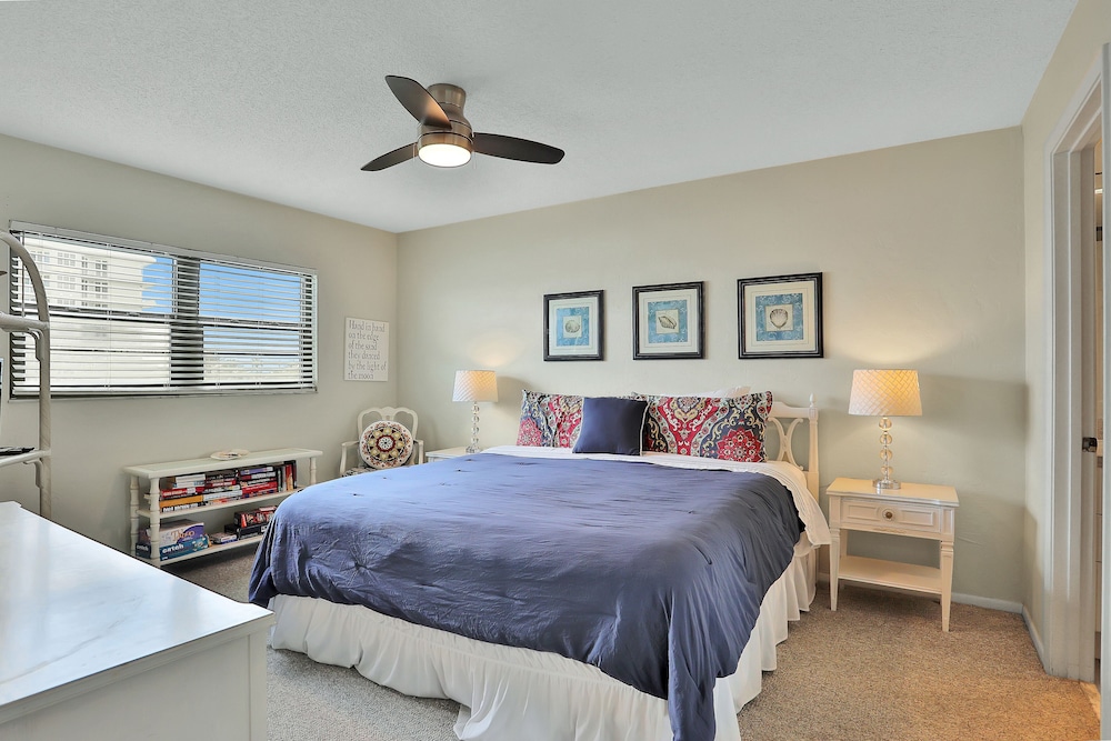 Ocean/beachview condo with balcony & heated pool snowbirds