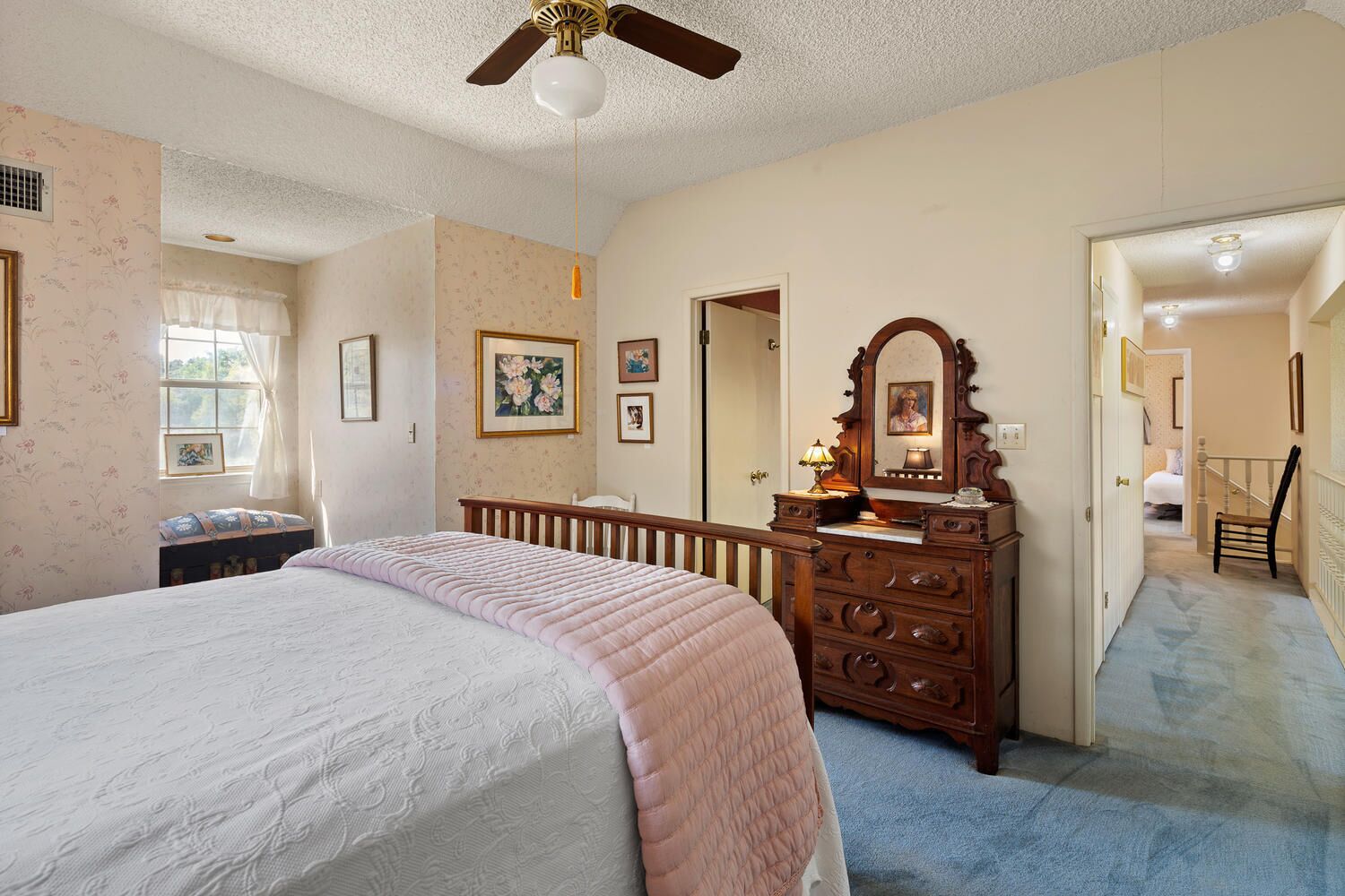 Peaceful Farm House on 3 Acres With a Wraparound Deck, Sleeps up to 8! in New Braunfels, United States