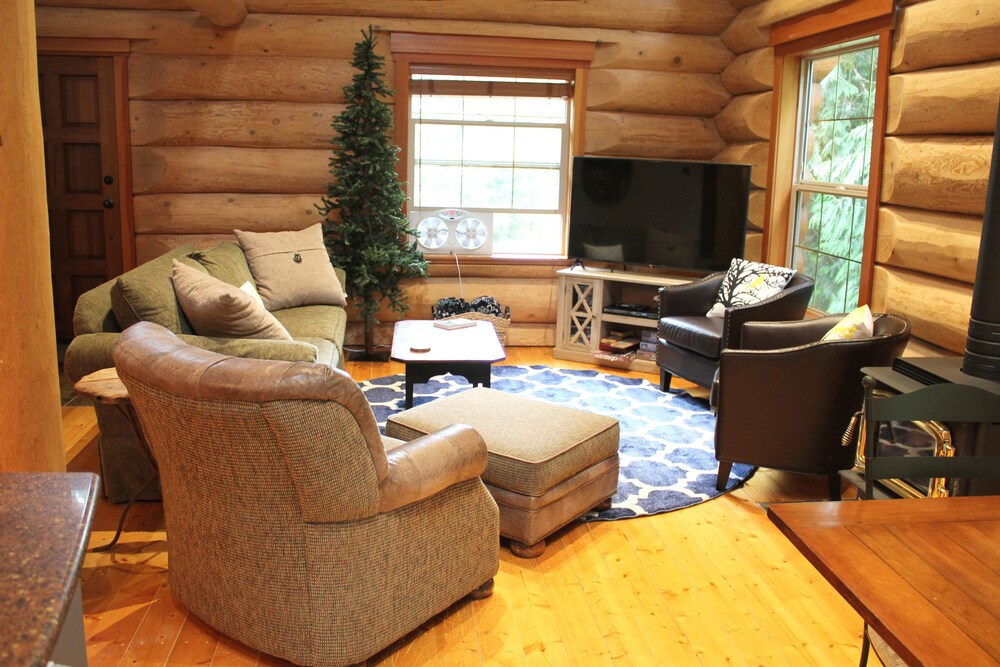 Three Story Log Cabin W Game Room Hot Tub Bbq And All The