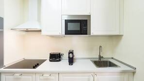 Full-size fridge, microwave, coffee/tea maker, cookware/dishes/utensils