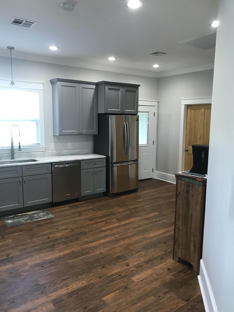 2 BED, 2 BATH LUXURY WATERFRONT W/ LAUNCH NEAR COCODRIE / POINTE AUX