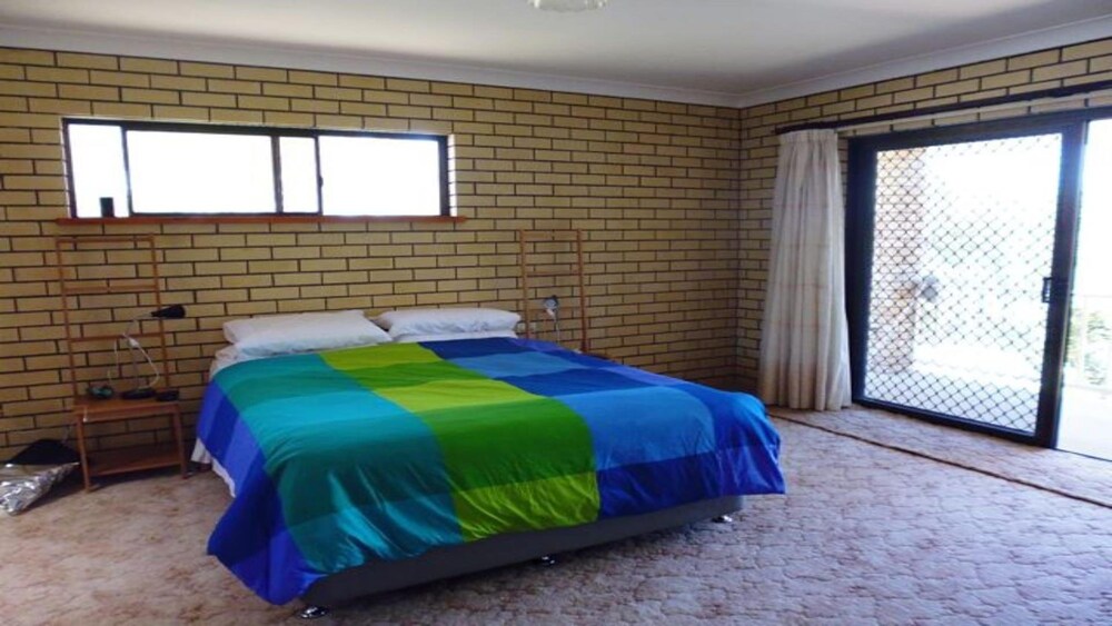 20 GREVILLIA 4 BR, 3 BA House in Minnie Water, Sleeps 10 Deals