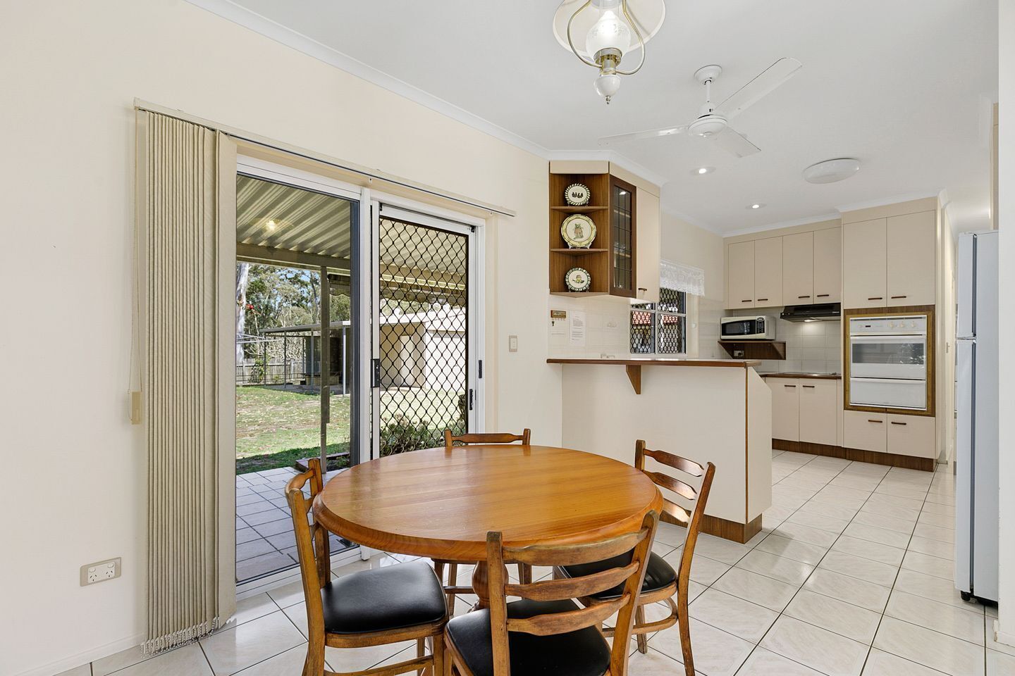 The Flappery - Burrum Heads- Close To Beach - 3br- Large Yard