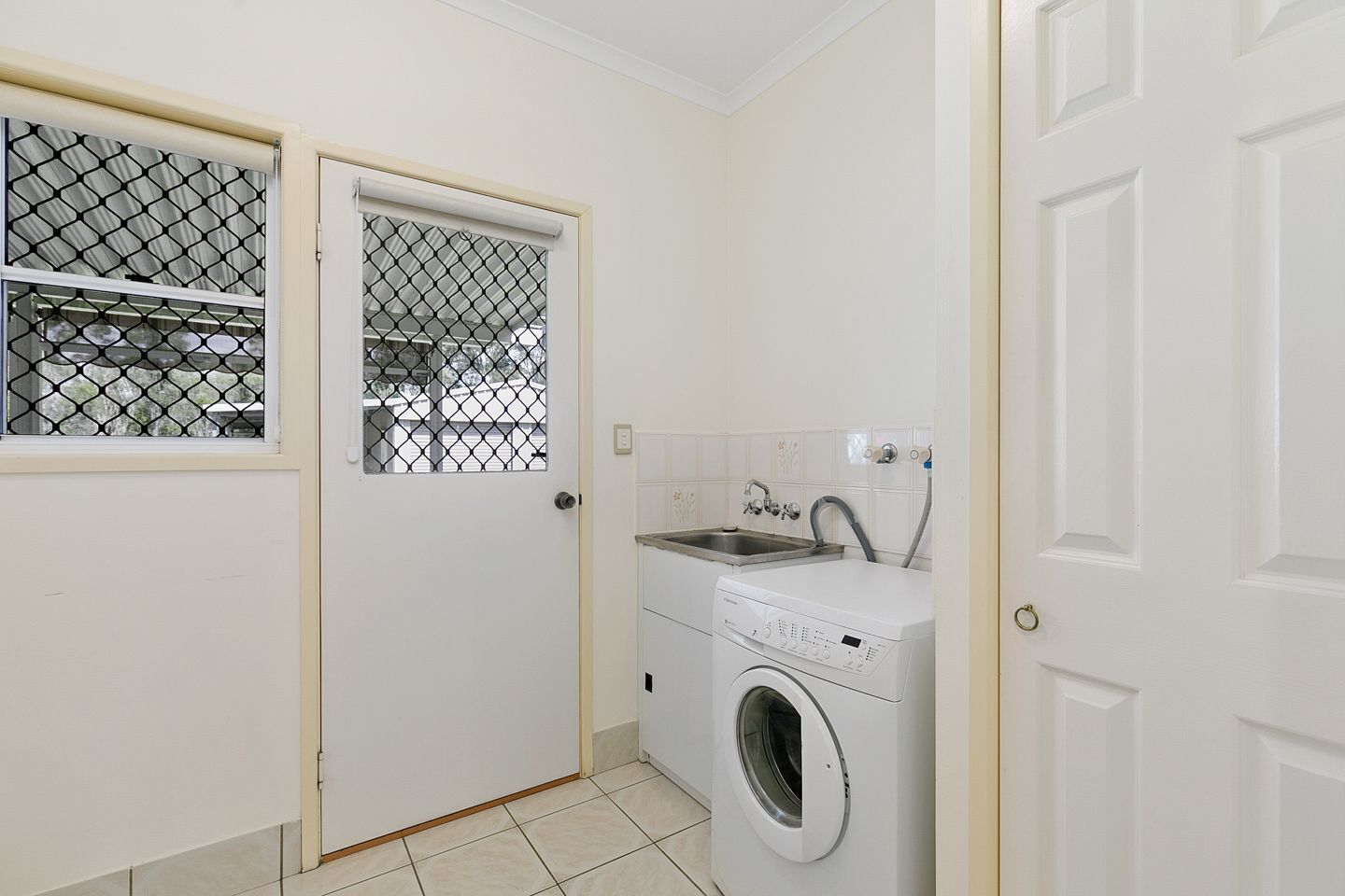 The Flappery - Burrum Heads- Close To Beach - 3br- Large Yard