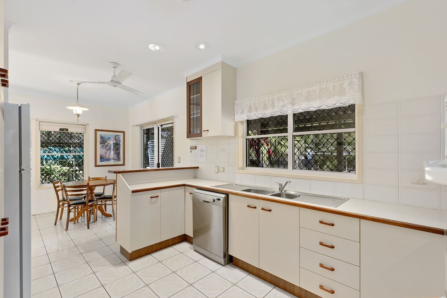 The Flappery - Burrum Heads- Close To Beach - 3br- Large Yard