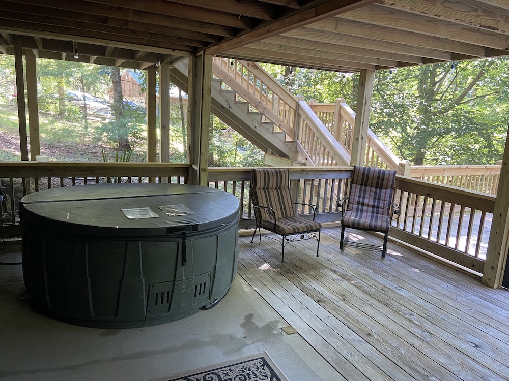 Quite Cabin in Lake Cumberland Resort Burnside, KY. Screened Porches
