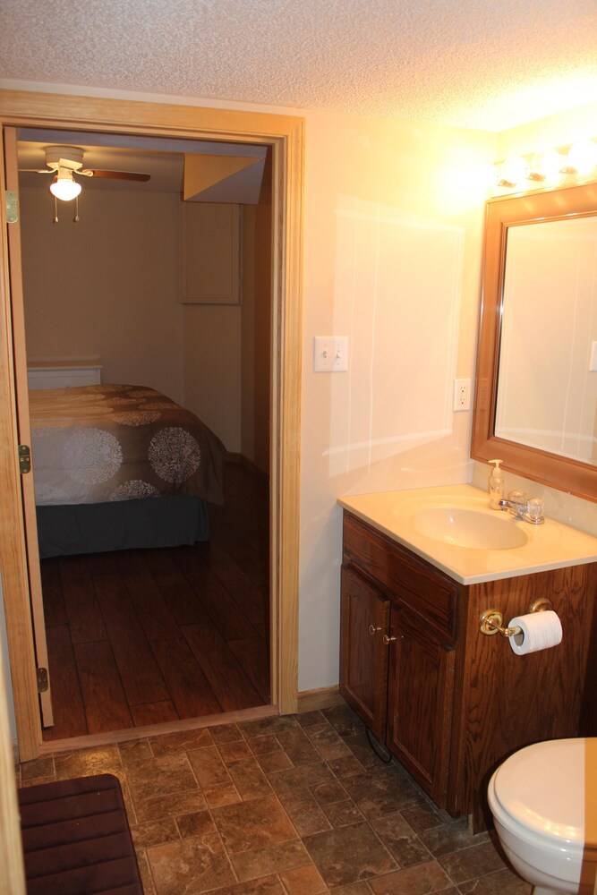 Quite Cabin in Lake Cumberland Resort Burnside, KY. Screened Porches