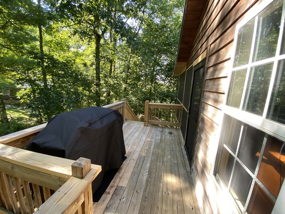 Quite Cabin in Lake Cumberland Resort Burnside, KY. Screened Porches