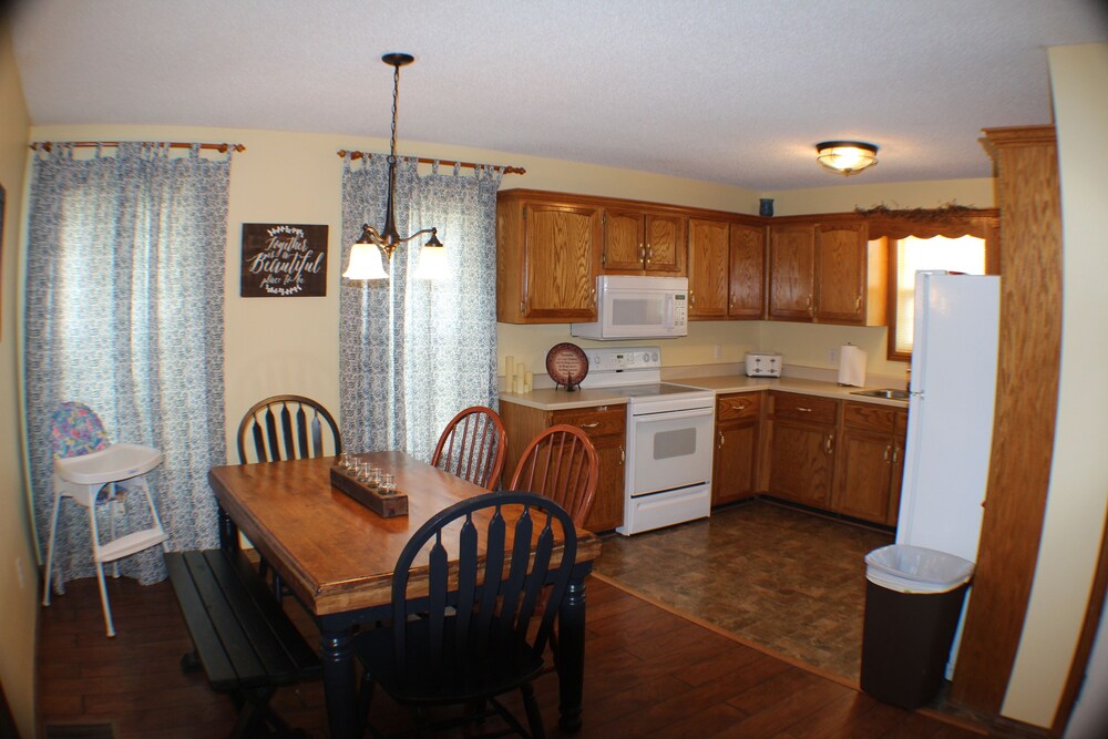 Quite Cabin in Lake Cumberland Resort Burnside, KY. Screened Porches
