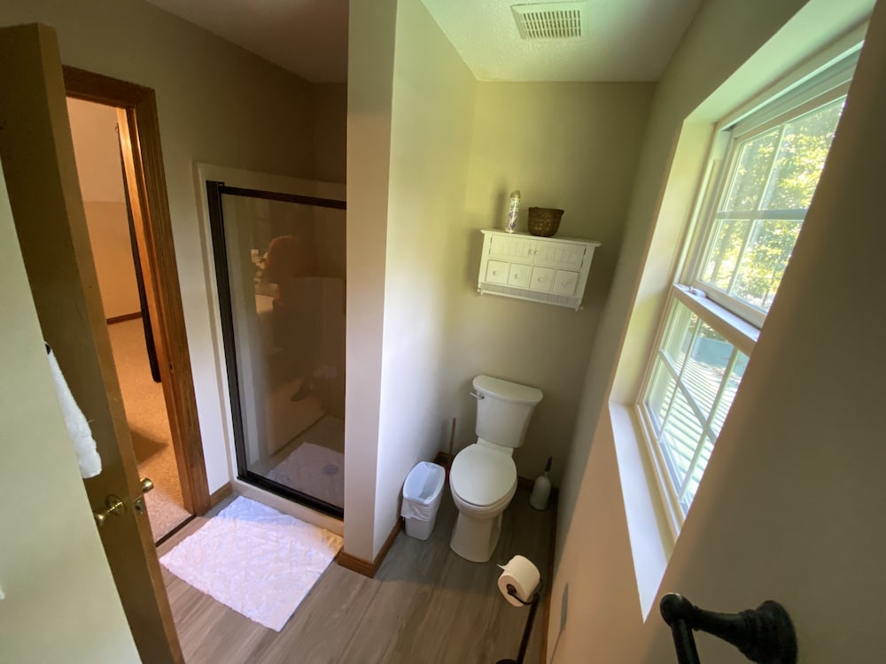 Quite Cabin in Lake Cumberland Resort Burnside, KY. Screened Porches