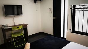 Escritorio y espacio para trabajar con un portátil