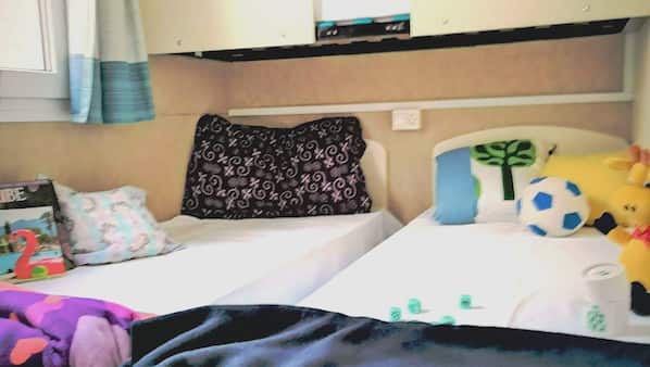 2 bedrooms, WiFi, linens