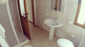 Haartrockner, Handtücher, Toilettenpapier