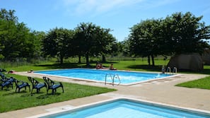 2 outdoor pools