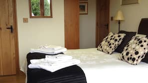 3 bedrooms, desk, laptop workspace, iron/ironing board