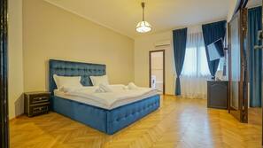 Matelas mémoire de forme, rideaux occultants, fer et planche à repasser