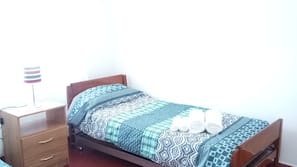 2 quartos, cortinas blackout, ferros/tábuas de passar roupa