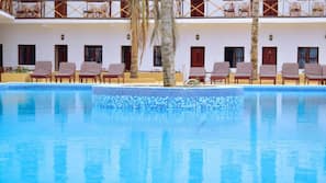 Una piscina al aire libre (de 8:30 a 20:00), sombrillas, tumbonas
