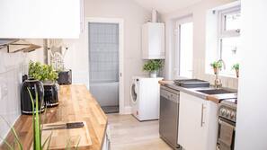 Full-sized fridge, microwave, oven, hob