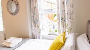 3 bedrooms, iron/ironing board, free WiFi, linens