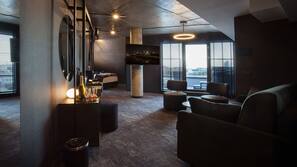 Sengetøy av topp kvalitet, minibar og safe på rommet