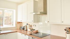 Full-size fridge, oven, stovetop, dishwasher