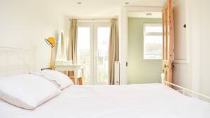 3 bedrooms, iron/ironing board, free WiFi, linens