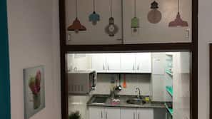 Großer Kühlschrank, Mikrowelle, Herd, Kochgeschirr/Geschirr/Besteck