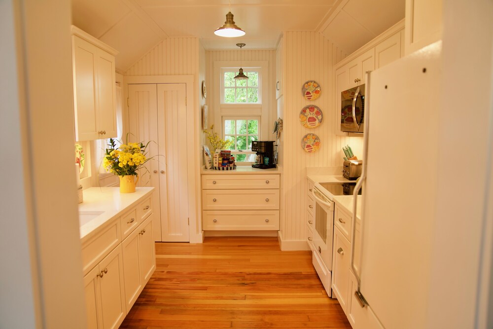 Private Pet Friendly hideaway near the beach and town center