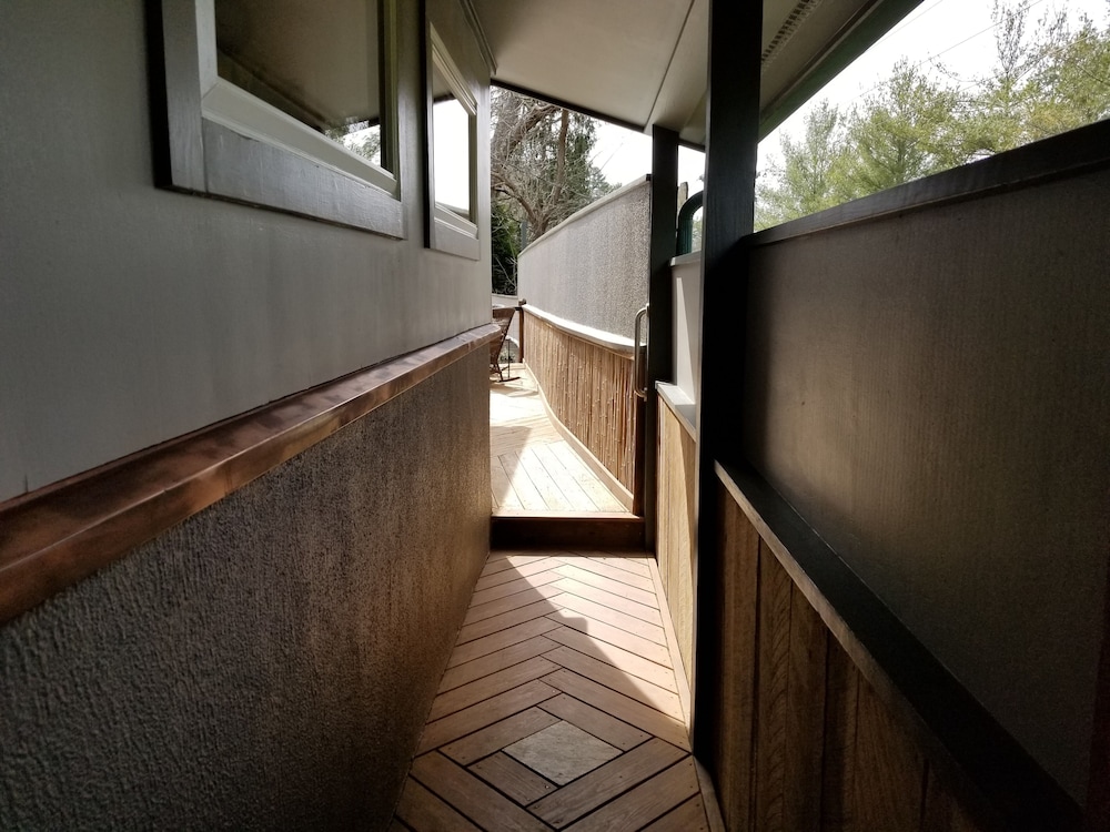 Romantic , 5 miles to downtown Asheville, Private, Hot Tub, Fireplace, Fenced