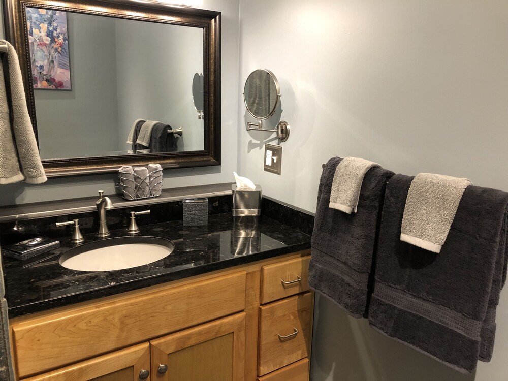 Romantic , 5 miles to downtown Asheville, Private, Hot Tub, Fireplace, Fenced