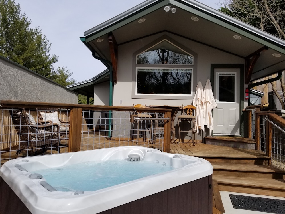 Romantic , 5 miles to downtown Asheville, Private, Hot Tub, Fireplace, Fenced