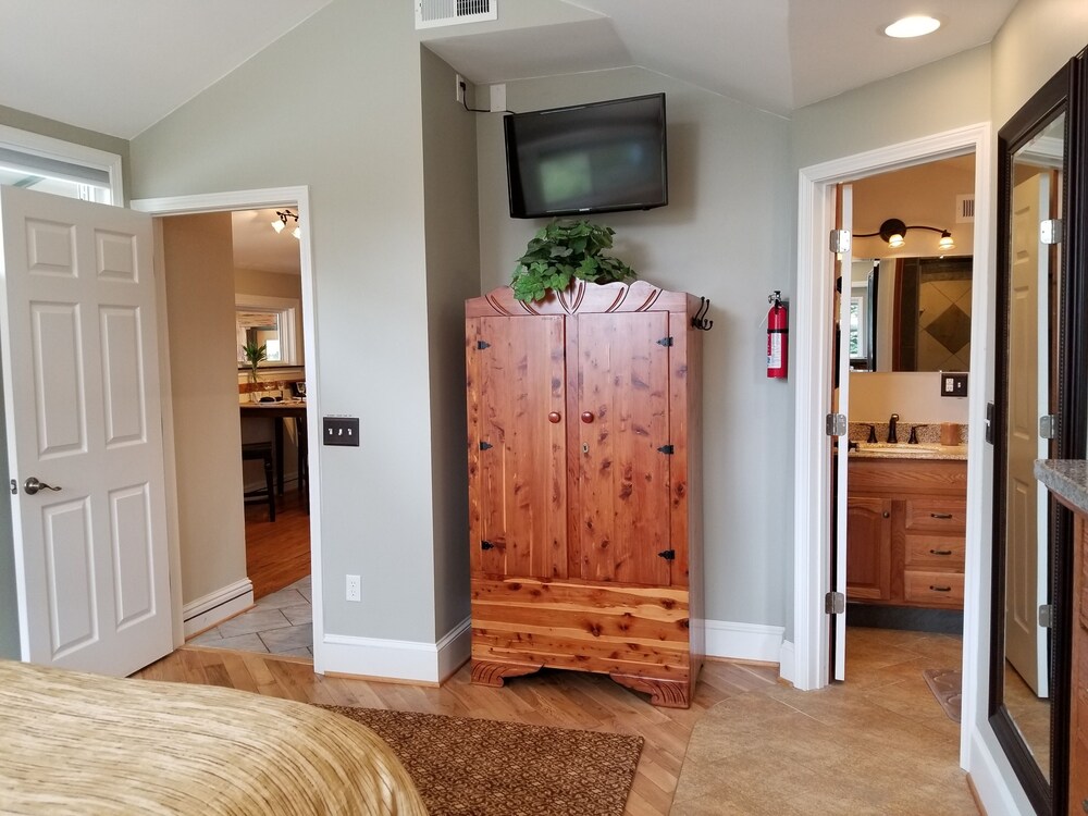 Romantic , 5 miles to downtown Asheville, Private, Hot Tub, Fireplace, Fenced