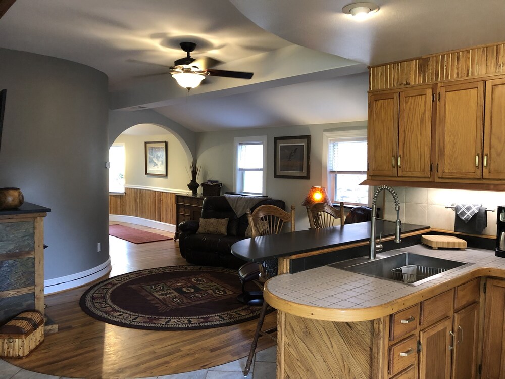 Romantic , 5 miles to downtown Asheville, Private, Hot Tub, Fireplace, Fenced