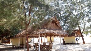 Privatstrand, weißer Sandstrand, Liegestühle, Sonnenschirme