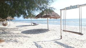 Privatstrand, weißer Sandstrand, Liegestühle, Sonnenschirme