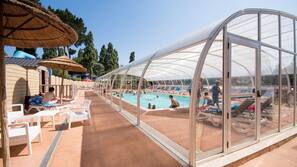 Piscine couverte, chaises longues