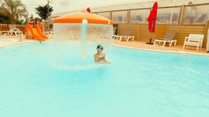 Piscine couverte, chaises longues