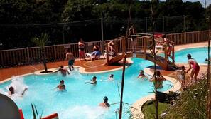 Piscine couverte, chaises longues