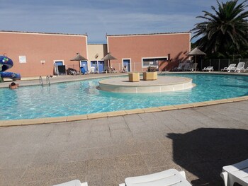 Mas 3ch 2sdb Residence With Swimming Pools At The Edge Of