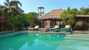 Una piscina al aire libre