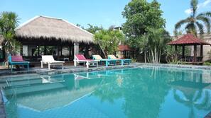 Una piscina al aire libre