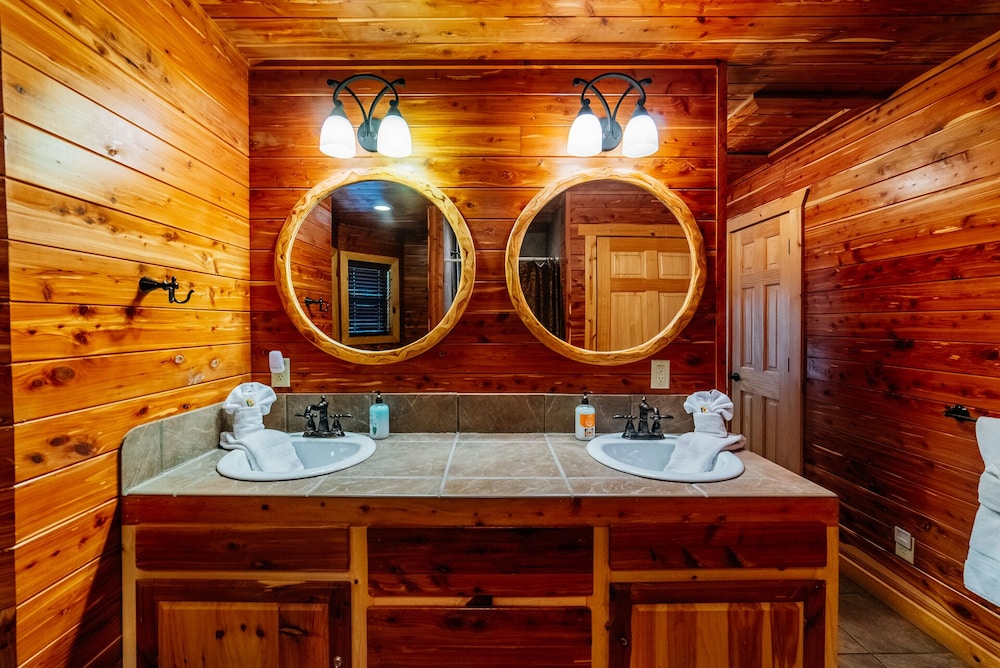 Located in the prestigious Southern Hills area and only minutes from Beavers Ben