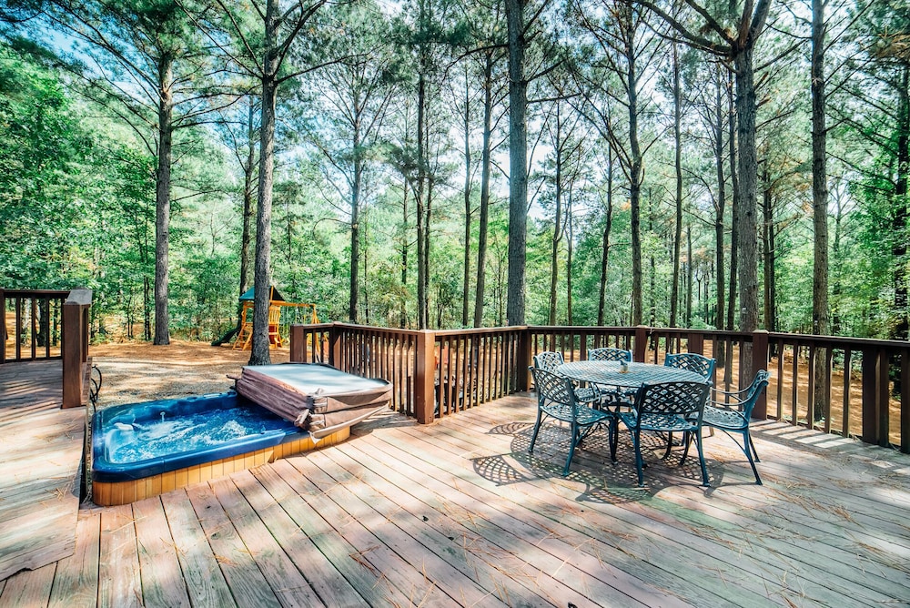 Located in the prestigious Southern Hills area and only minutes from Beavers Ben