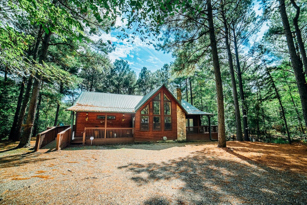 Located in the prestigious Southern Hills area and only minutes from Beavers Ben