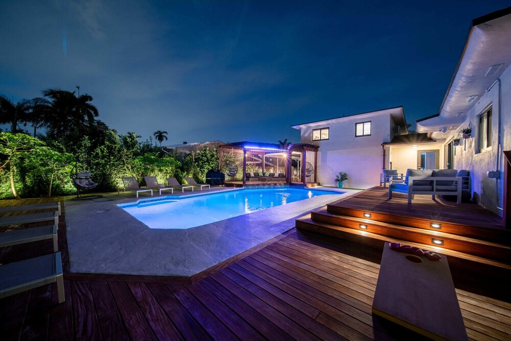 Luxury Villa Catalina 🌴💜 Salt Water Heated Pool 🔥