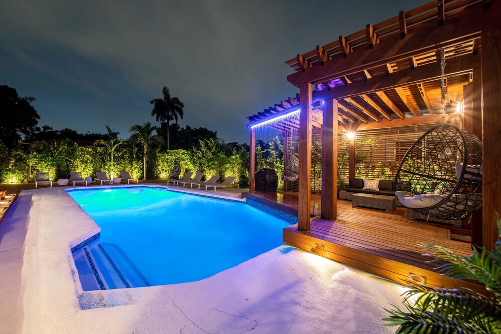 Luxury Villa Catalina 🌴💜 Salt Water Heated Pool 🔥