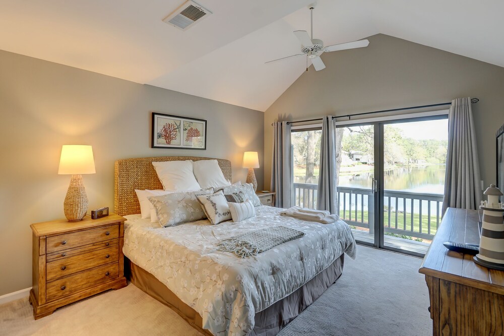 NEW Listing!Updated Luxury Lakefront 2 BR Townhome in Sea Pines Updated